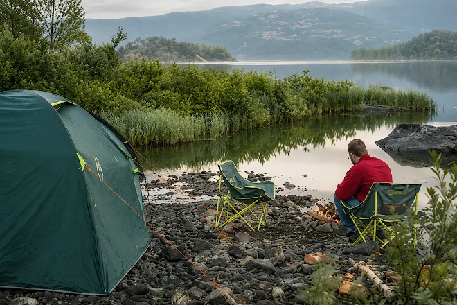 Coleman campingudstyr ved en sø